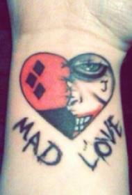 Ang mga bukton sa lalaki nagpintal mga yano nga linya sa English ug heart tattoo nga mga litrato