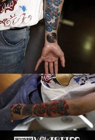 腕の人気の古典的な1つの金属文字のタトゥーパターン