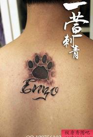 Piccola, popolare stampa della zampa e tatuaggio con lettere sul retro