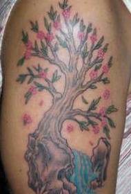 Pečių spalvos rožinės gėlės ir medžio tatuiruotės raštas
