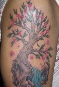 Modello di tatuaggio di fiori e albero rosa colorato a spalla