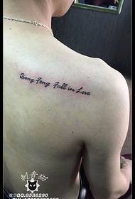 Modello di tatuaggio realistico spalla piccolo personaggio