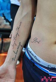 Immagine del tatuaggio lettera inglese braccio destro