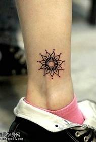 Pequeño tatuaje de tótem de flores frescas en las piernas