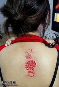 Wzór tatuażu z czerwonym lotosem z tyłu