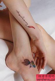 Dívčí paže s malým pepřem a dopisem tetování vzorem