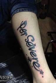 Didelis angliškas tatuiruotės raštas ant kojų