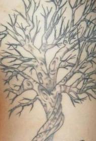 Kaburga üzerinde gri ağaç dövme deseni