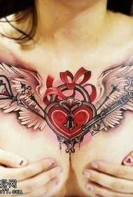 Patrón de tatuaje inglés y europeo en forma de corazón en el pecho
