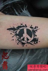 Arm un pupulare mudellu di tatuaggio di simbulu anti-guerra
