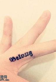 Ang pattern ng daliri ng sariwang Ingles na tattoo