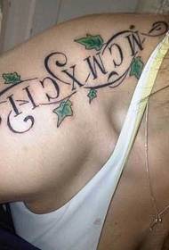 Na ramenu lijep engleski uzorak tetovaža