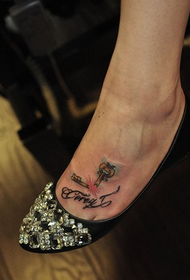 Kyç i këmbës me modelin e tatuazheve me shkronja