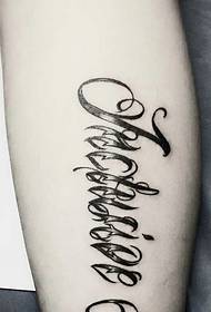 Elegante tatuaje floral inglés nunca eliminado