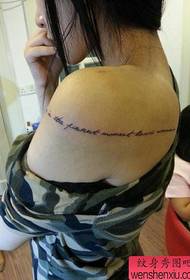 Brazo a hombro femenino, patrón de tatuaje de letra hermosa y simple