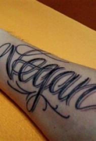 Ang braso ng lalaki sa itim na kulay-abo na sketch point thorn kasanayan sa pagdomina ng bulaklak sa katawan ng Ingles na larawan ng tattoo