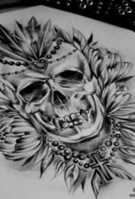 Manoscritto del modello del tatuaggio del fiore della croce di schoolkull europeo ed americano