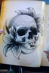 Шарена тетоважа на черепот на Лили