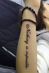 Modna djevojka na ruku male svježe engleskog uzorka tetovaža