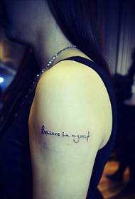 Una serie di piccole immagini di tatuaggi inglesi di moda fresca ed elegante