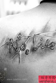 una popolare goccia del tatuaggio del tatuaggio dell'acqua sulla spalla