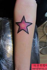 Ulubiony pięcioramienny wzór tatuażu gwiazdy