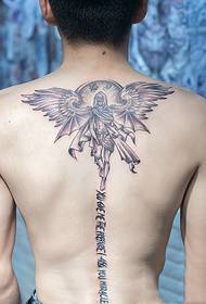 un tatuaggio con le ali di un angelo