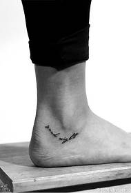 Tatuaje de personaxes pequenos nos pés descalzos