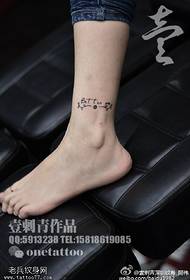 Motivo floreale a forma di tatuaggio sulla caviglia