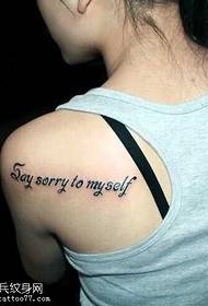 Kis friss angol tetoválás a hátán