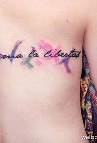 Dívčí zadní malý a krásný dopis tetování vzor