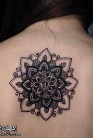 Tatuagem de totem floral requintado na parte de trás