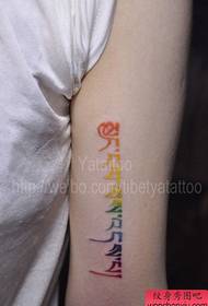 Красивый цветной тибетский рисунок тату с оружием