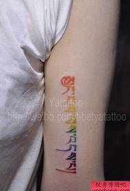 Magagandang kulay na pattern ng tattoo ng Tibet na may mga armas