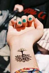 Мали свежи црни узорак за тетоважу дрвета