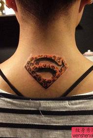 Alternatyvi klasikinė leopardo supermeno logotipo tatuiruotė ant nugaros
