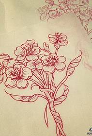 Dorëshkrim me modelin e tatuazhit me lule të vogla të freskëta