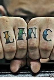 Prstom iskače prekrasan uzorak tetovaže engleskog abecede