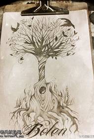Образец со ракопис со тетоважи на дрво