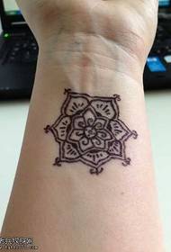 Brazo flor vid tótem tatuaje patrón