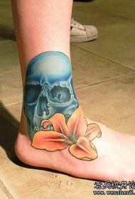Modello di tatuaggio di giglio teschio gamba