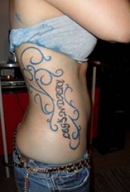 Vrouwelijke zij taille op zwarte lijn creatieve totem bloem lichaam tattoo foto