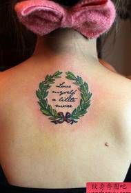 Splendido motivo a ghirlanda e lettere sul retro della ragazza