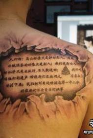 Na ramenu kineski karakter plus branding crack efekt tetovaže