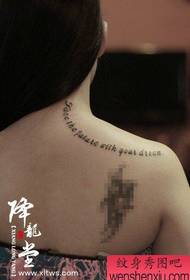 Un patrón de tatuaje de tatuaje de flor simple en los hombros de las niñas