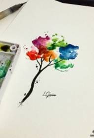 Manoscritto del modello del tatuaggio del bello albero colorato inchiostro della spruzzata europeo ed americano
