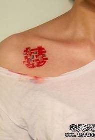 Ko te peke o te pakihiwi o te kotiro, he momo Hainamana, te taarua o te tattoo
