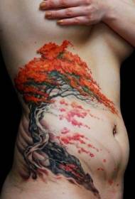 Bella foto a forma di tatuaggio con albero giapponese dei bonsai a colori sul lato della vita