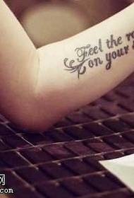 Modello di tatuaggio inglese sul braccio