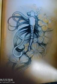 ett blommigt tatueringsmönster